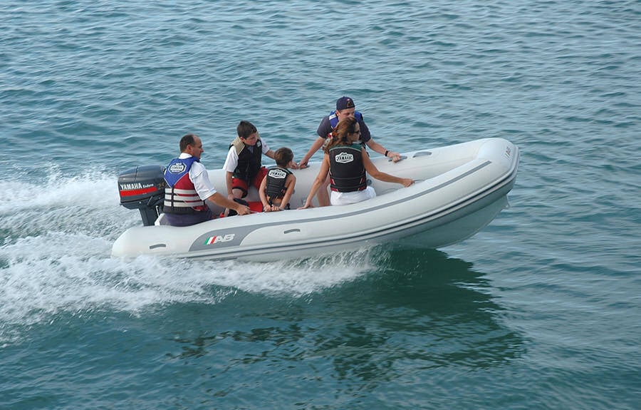 13-AL-cambiar-manillas-lateral-y-en-proa-aclarar-agua-borrar-marca-motor.